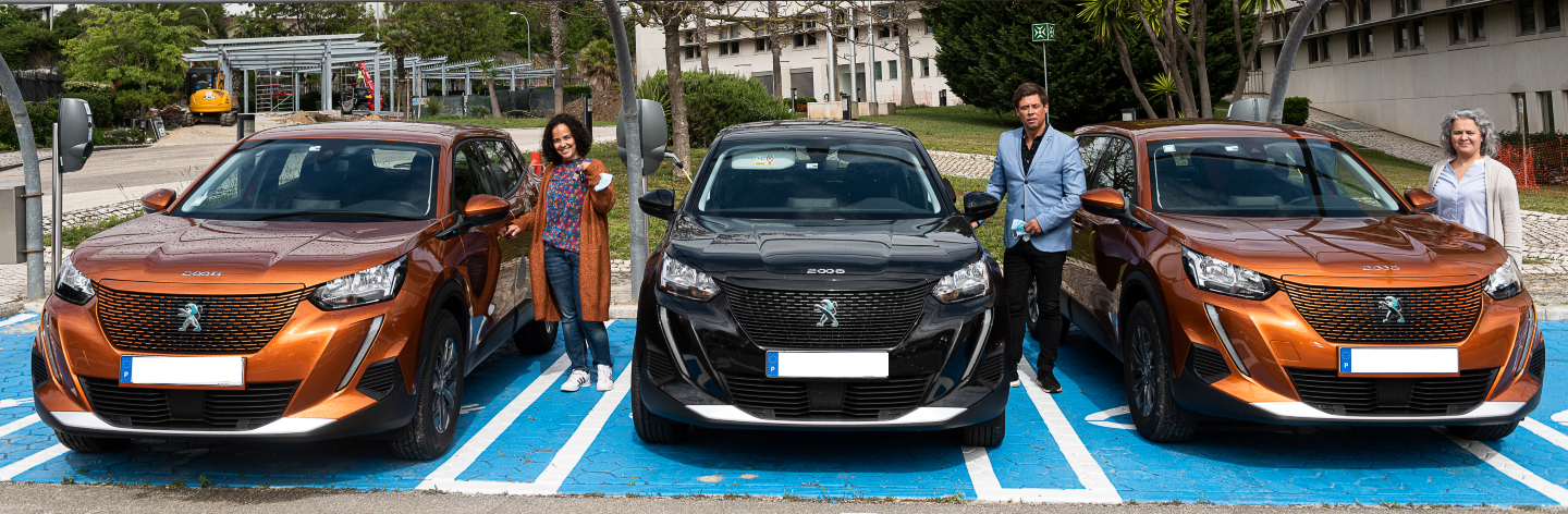 Colaboradores Nestlé com os seus carros elétricos