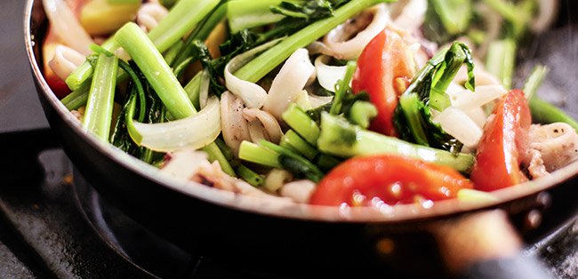 Alimentos a serem cozinhados numa frigideira