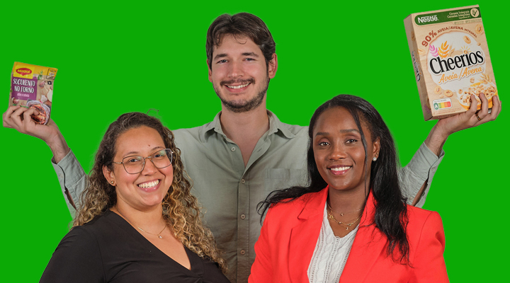colaboradores com caixas de cereais