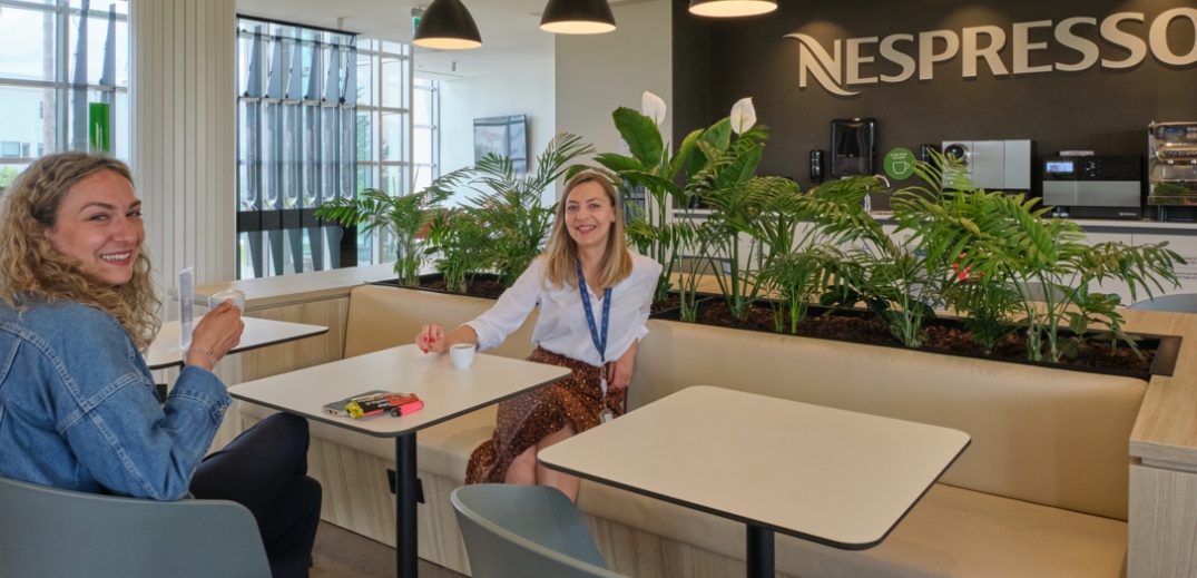 colegas a beber um café