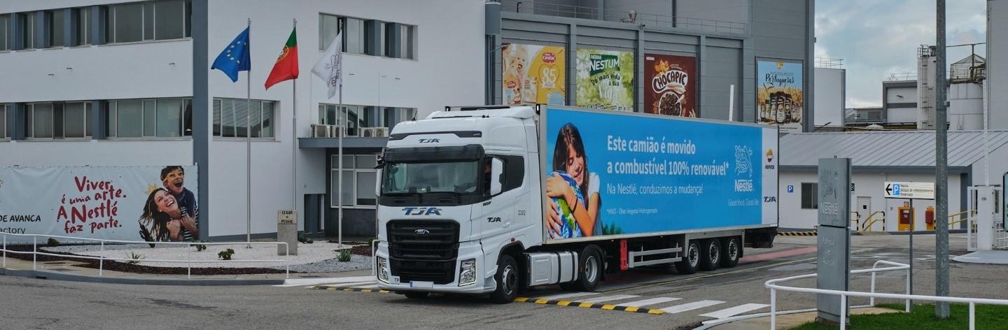 Camião com produtos Nestlé movido a energia renovável (HVO)