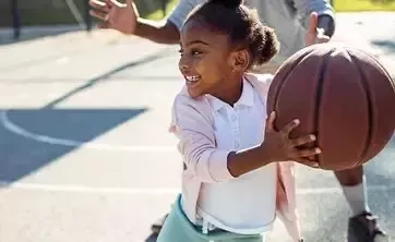 riança a jogar basquete