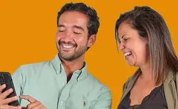colaboradores a verem o telemóvel
