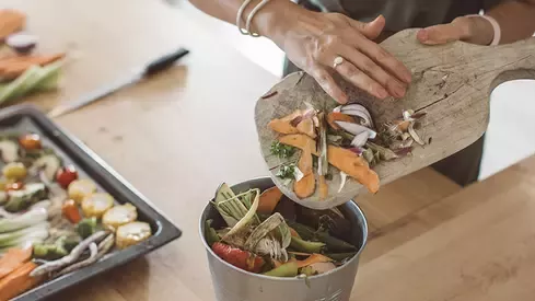 Mulher na cozinha a aproveitar as cascas e talos de legumes