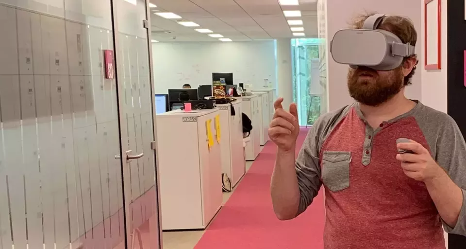 homens com óculos de realidade virtual