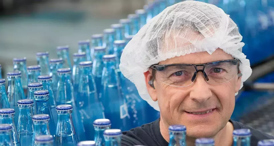 homem na fábrica