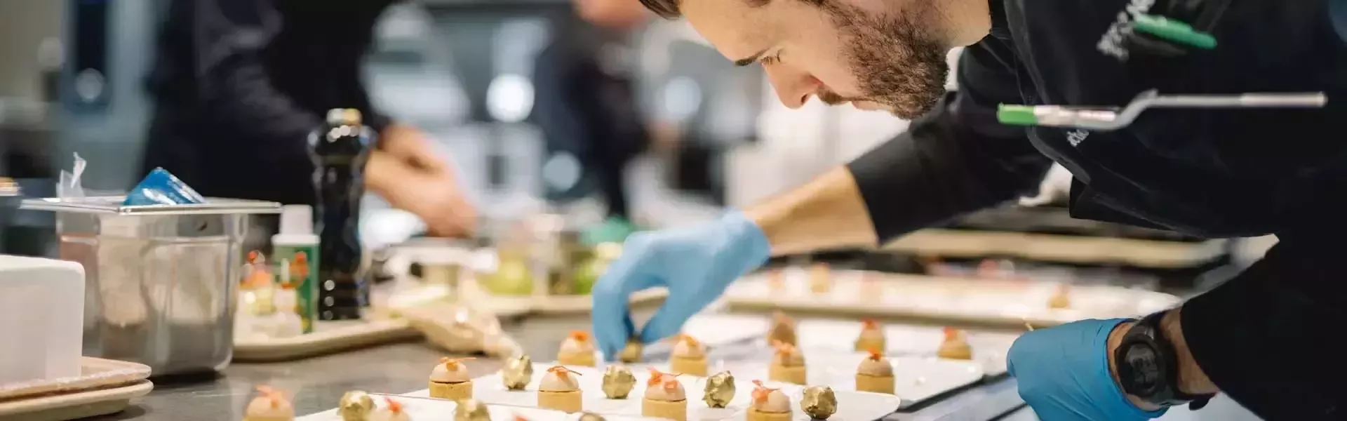Pessoa a dispor alimentos em pratos