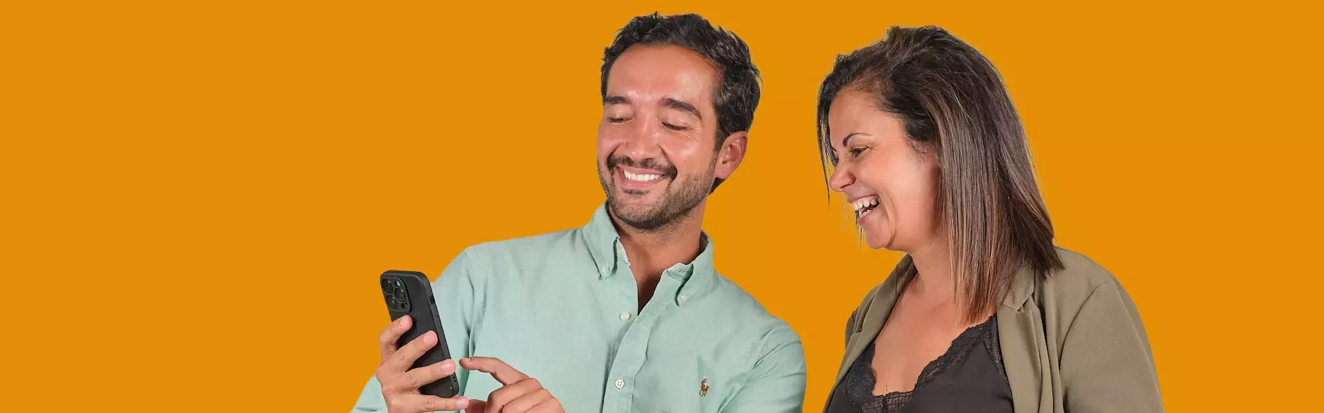 jovens a ver o telemóvel