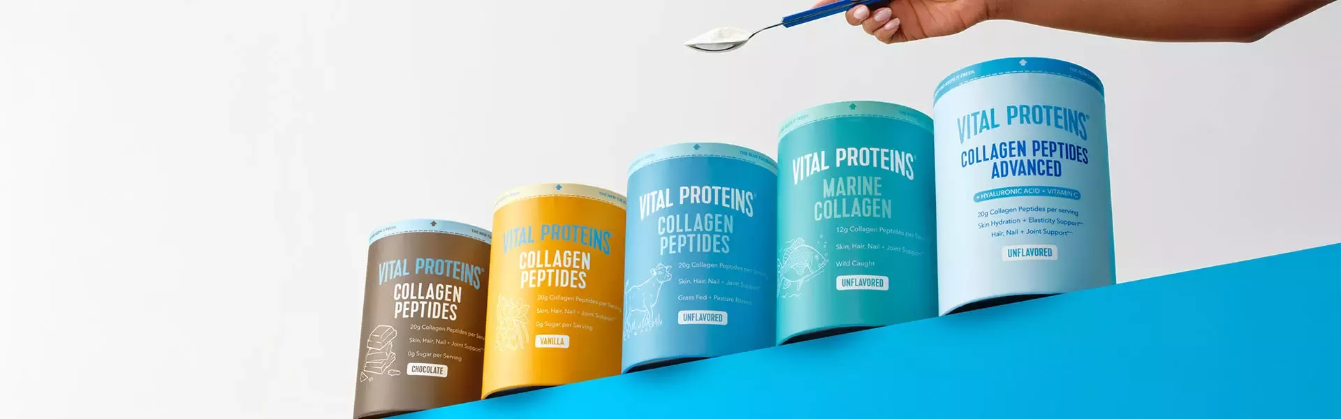 Embalagens de suplemento de colagénio Vital Proteins com uma colher de pó de colagénio suspensa por cima.
