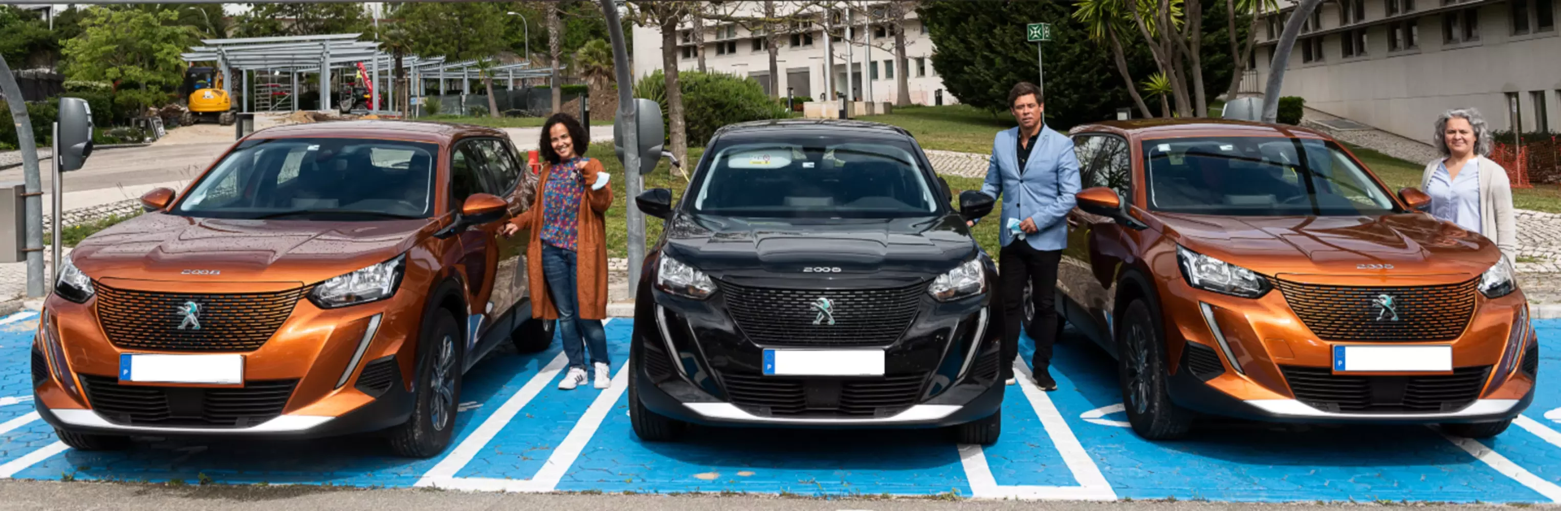 Colaboradores Nestlé com os seus carros elétricos