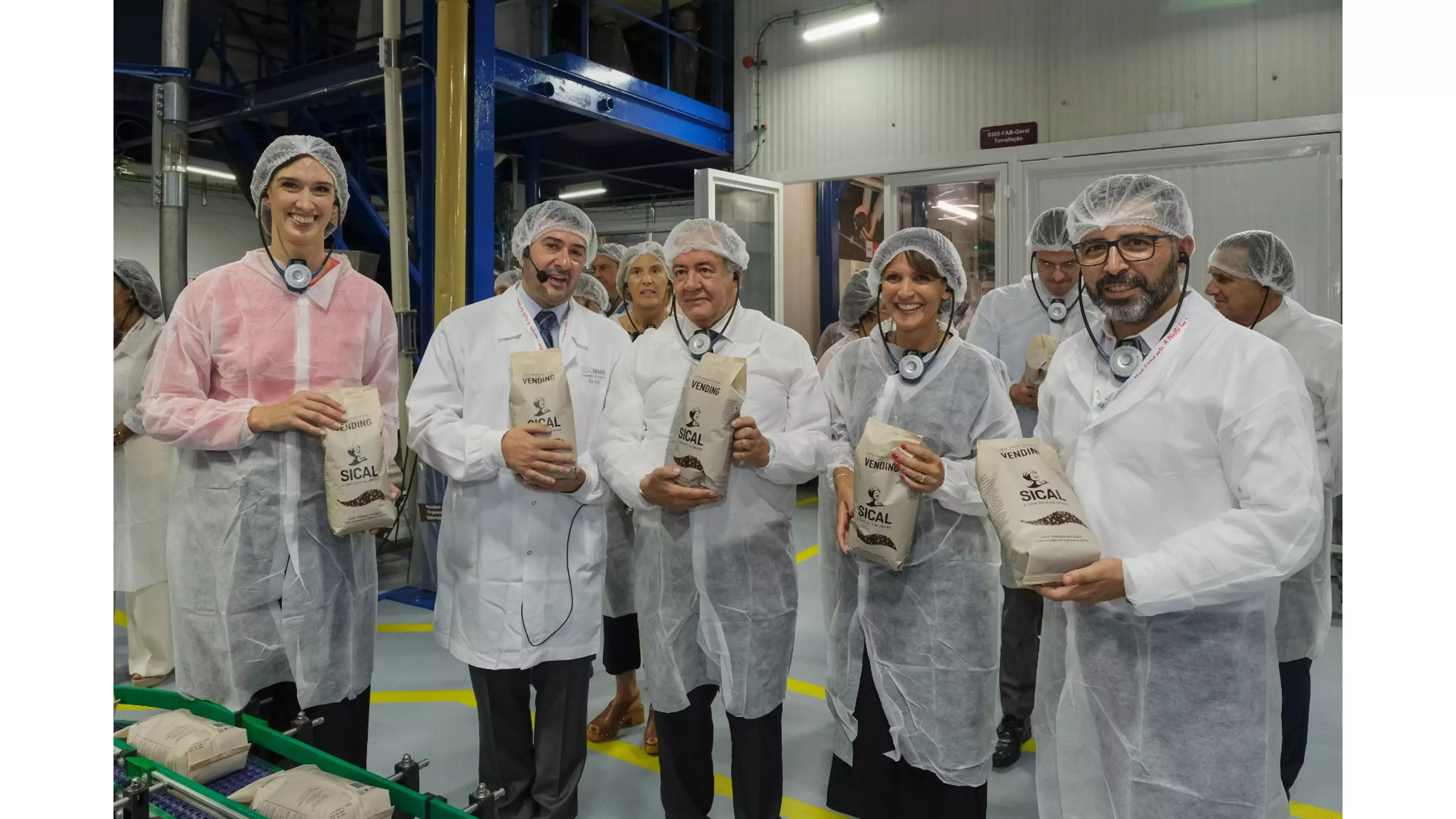 Foto do Ministro da Economia na Fábrica do Porto com outros dignatários