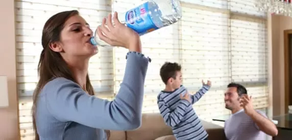 Família a beber água NESTLÉ PURE LIFE e AQUAREL