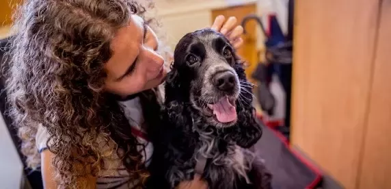 Colaboradora Nestlé com cão no local de trabalho