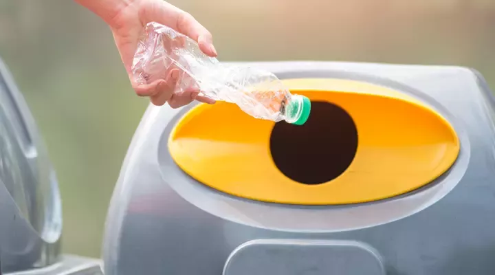 Mulher a reciclar plástico