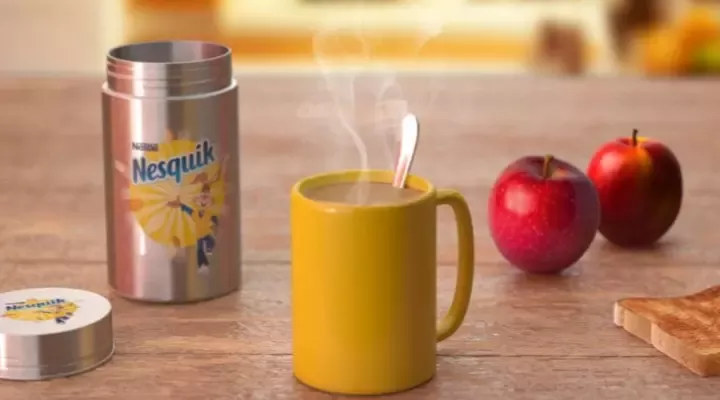 Caneca com NESQUIK com lata reutilizável