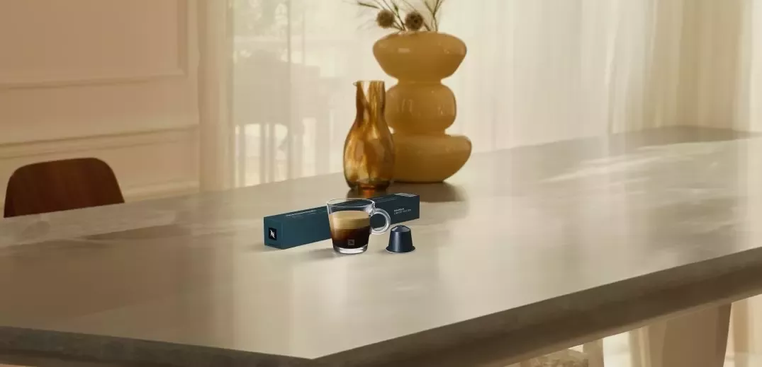 Chávena e cápsulas de café DHARKAN da Nespresso