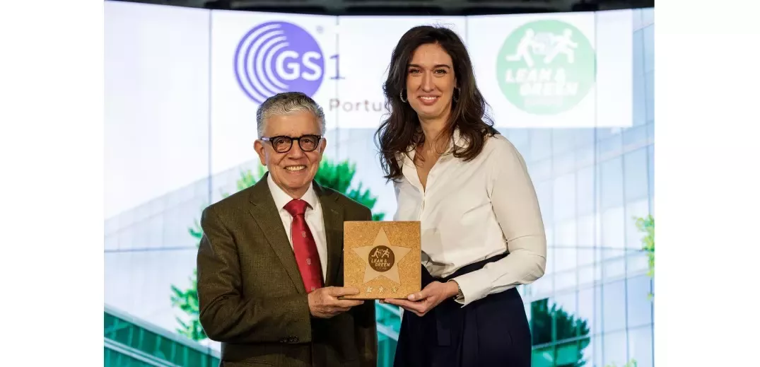 João de Castro Guimarães entrega prémio a Anna Lenz