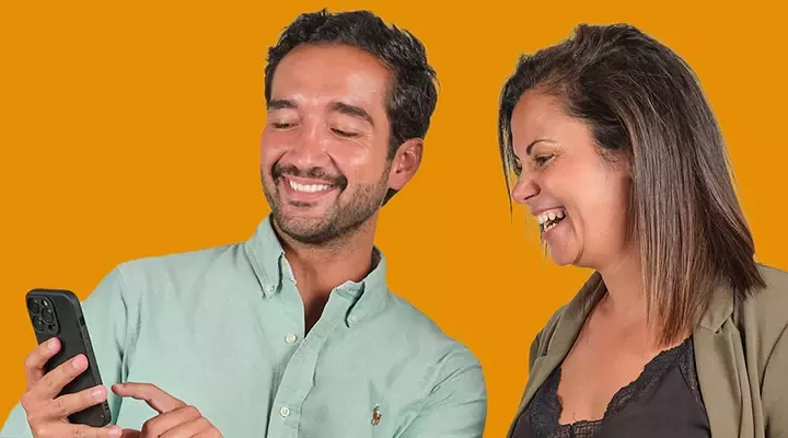 colaboradores a verem o telemóvel