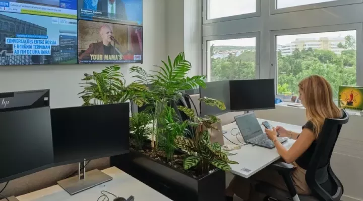 rapariga a trabalhar no escritório