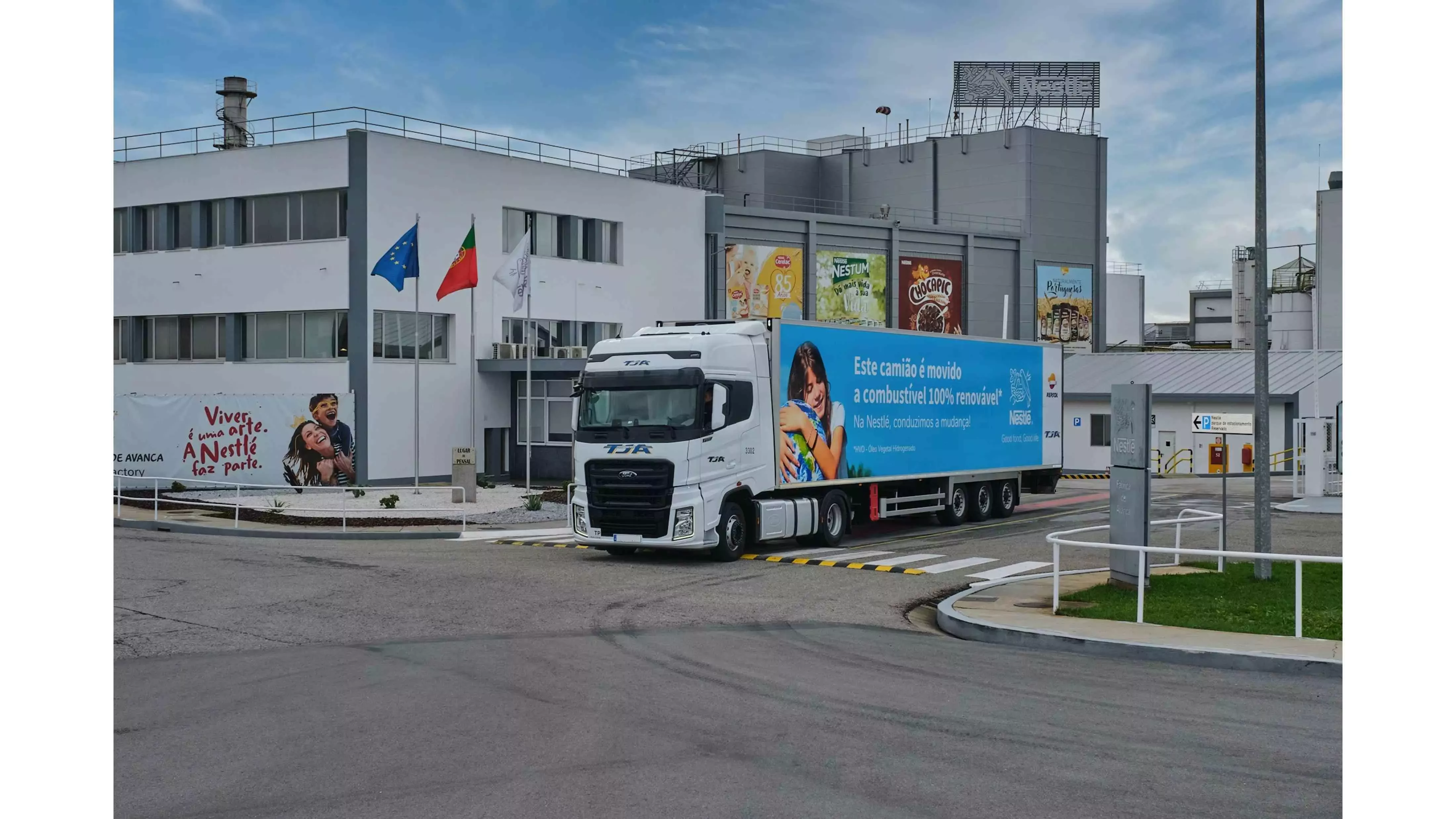 Camião com produtos Nestlé movido a energia renovável (HVO)
