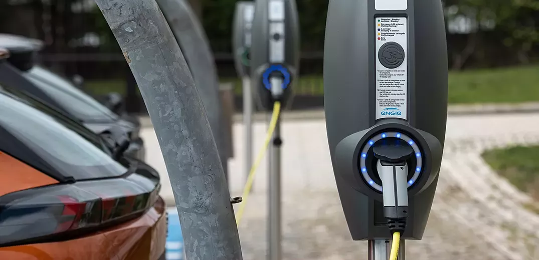 Carregadores elétricos no estacionamento da sede da Nestlé Portugal