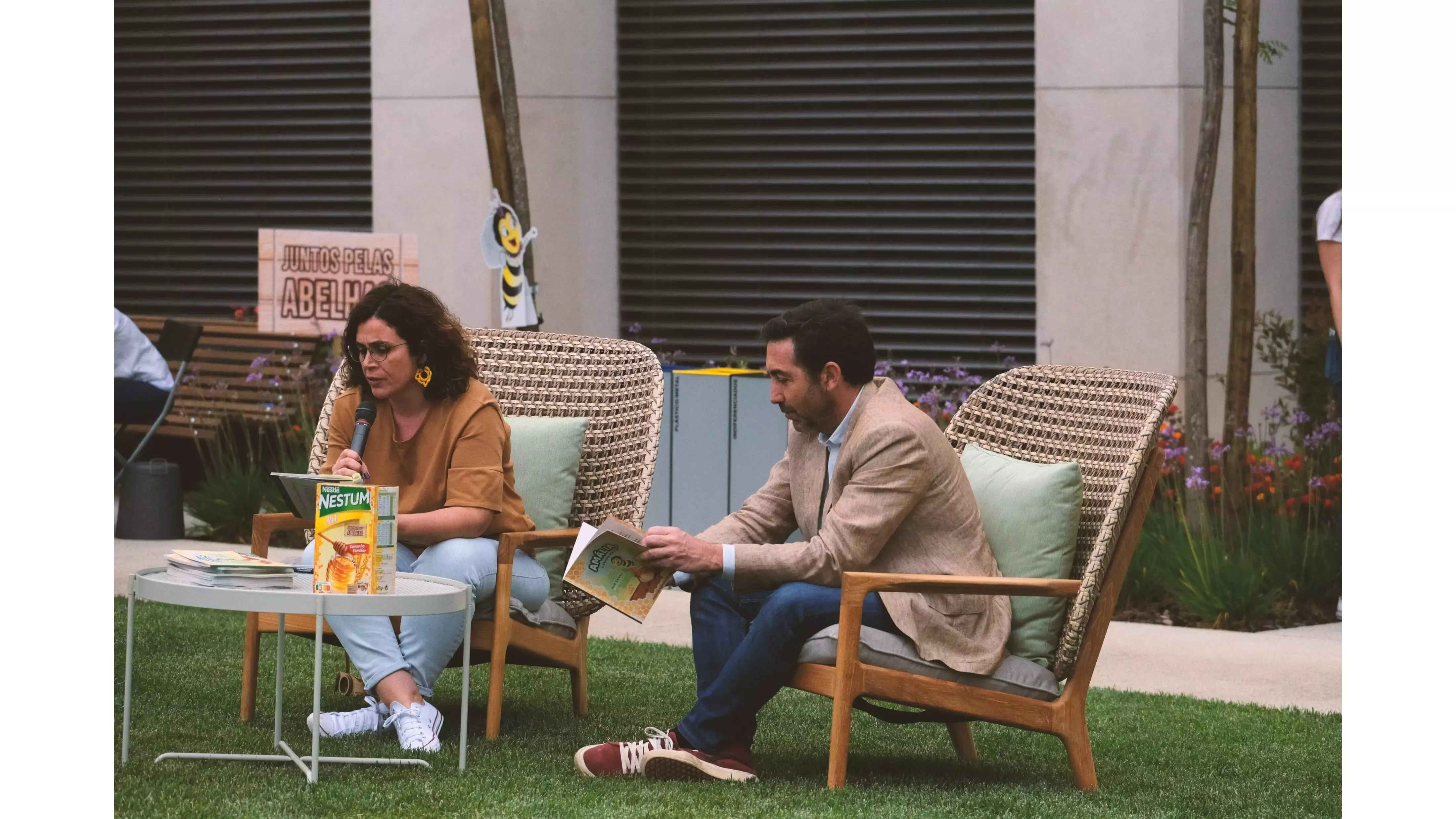 Catarina Raminhos e António Carvalho a ler o livro "Amália, a abelha Rainha"