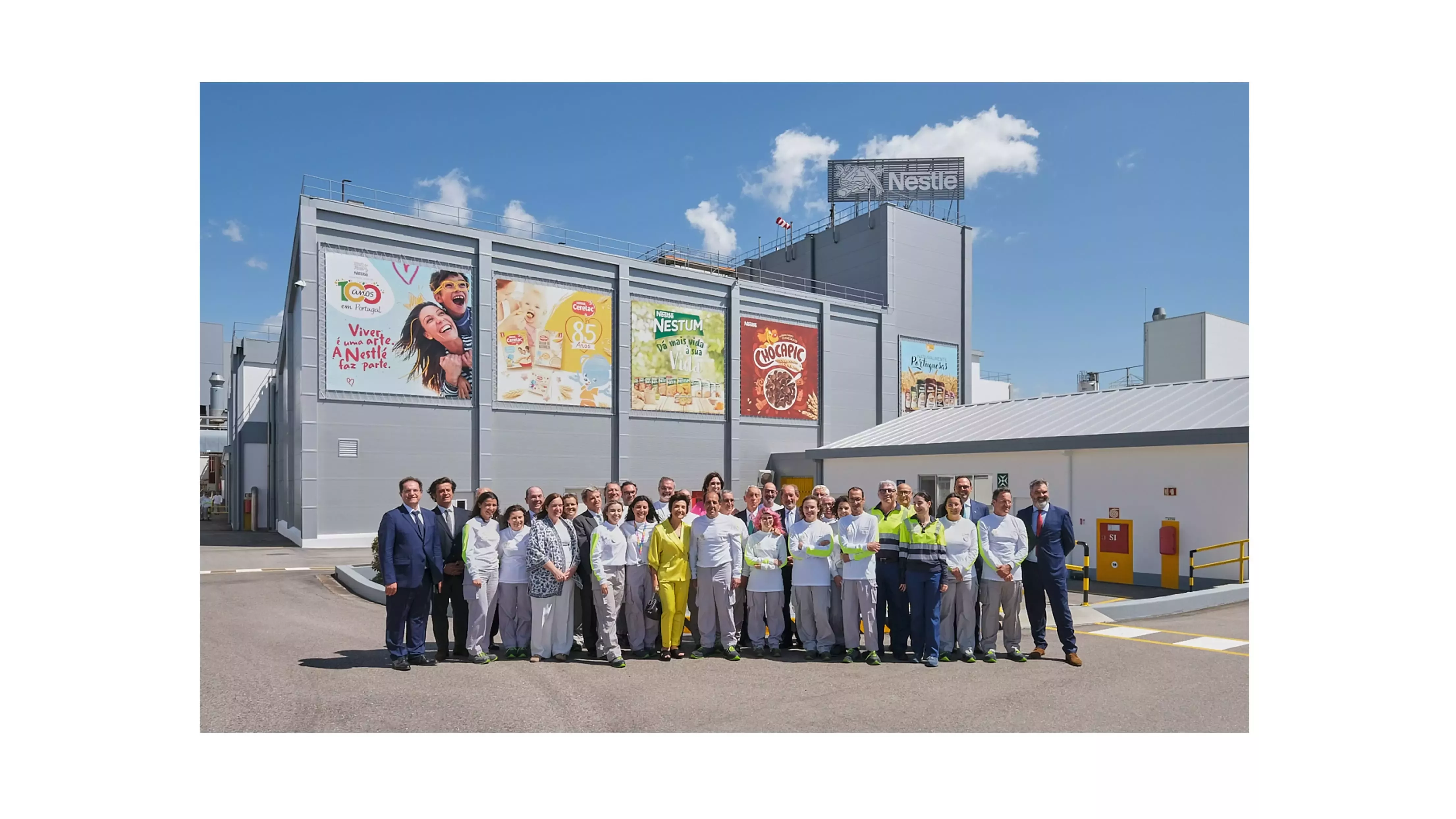 Foto de grupo de Colaboradores Nestlé da Fábrica da Avanca com o Presidente da República e outros dignatários