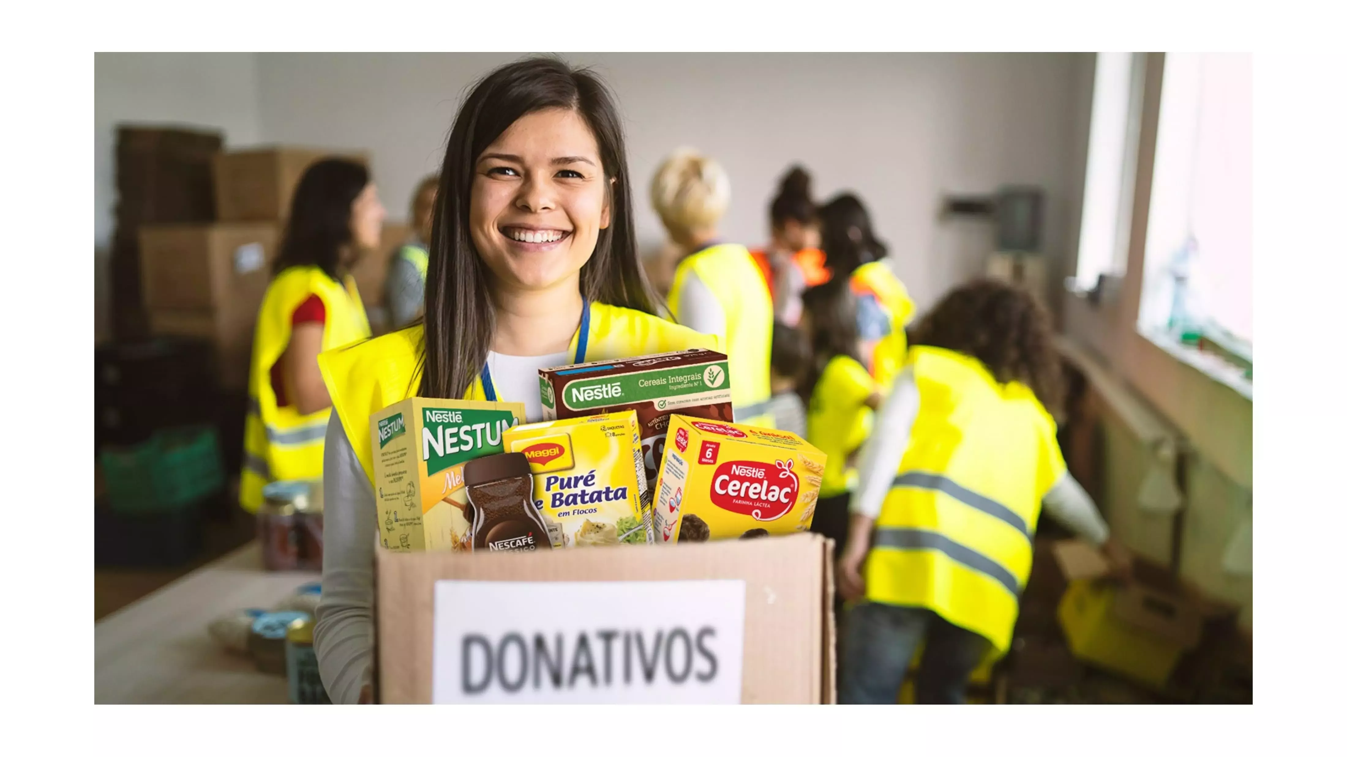 Voluntária segura caixa de produtos Nestlé doados a refugiados