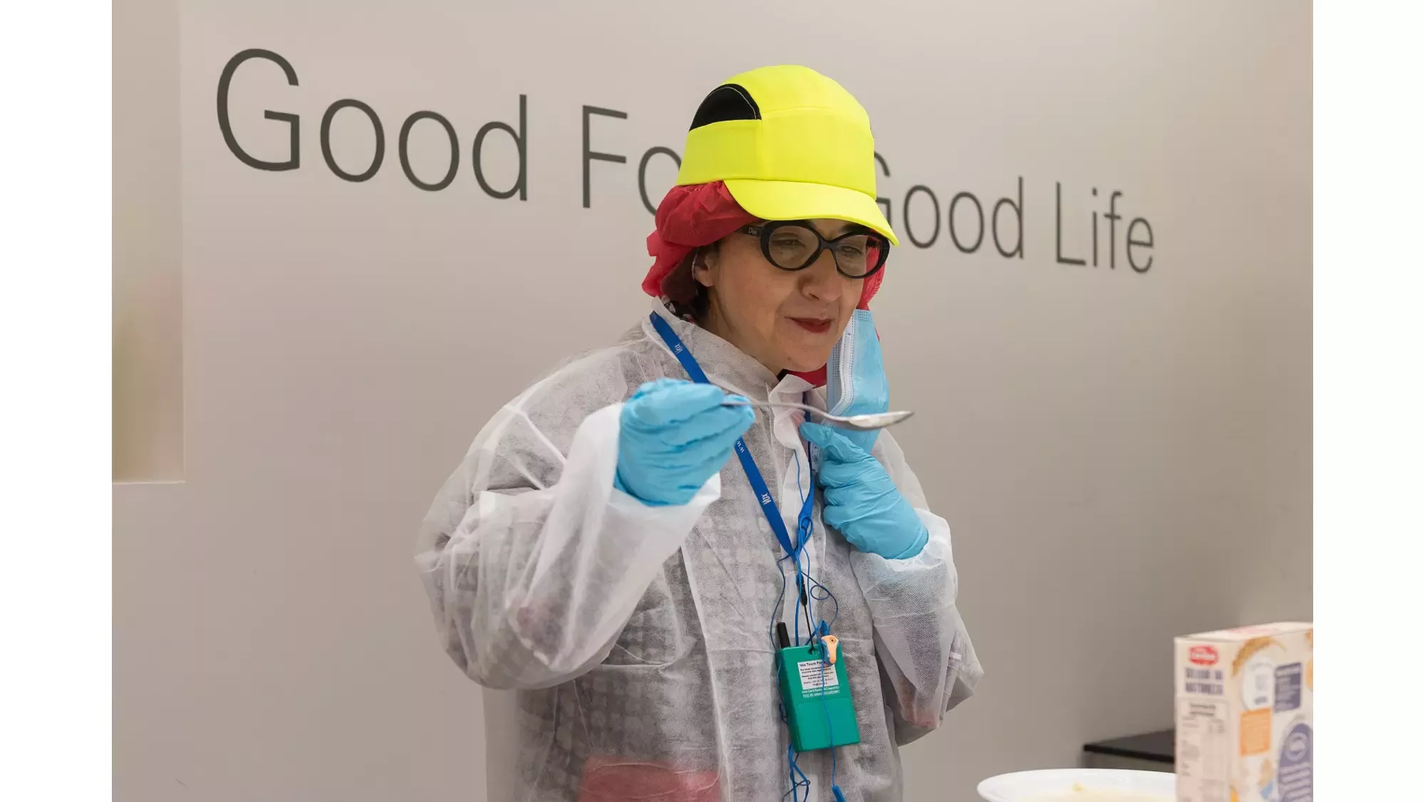 Ministra da Agricultura a degustar papa CERELAC no evento do 85º aniversário da marca