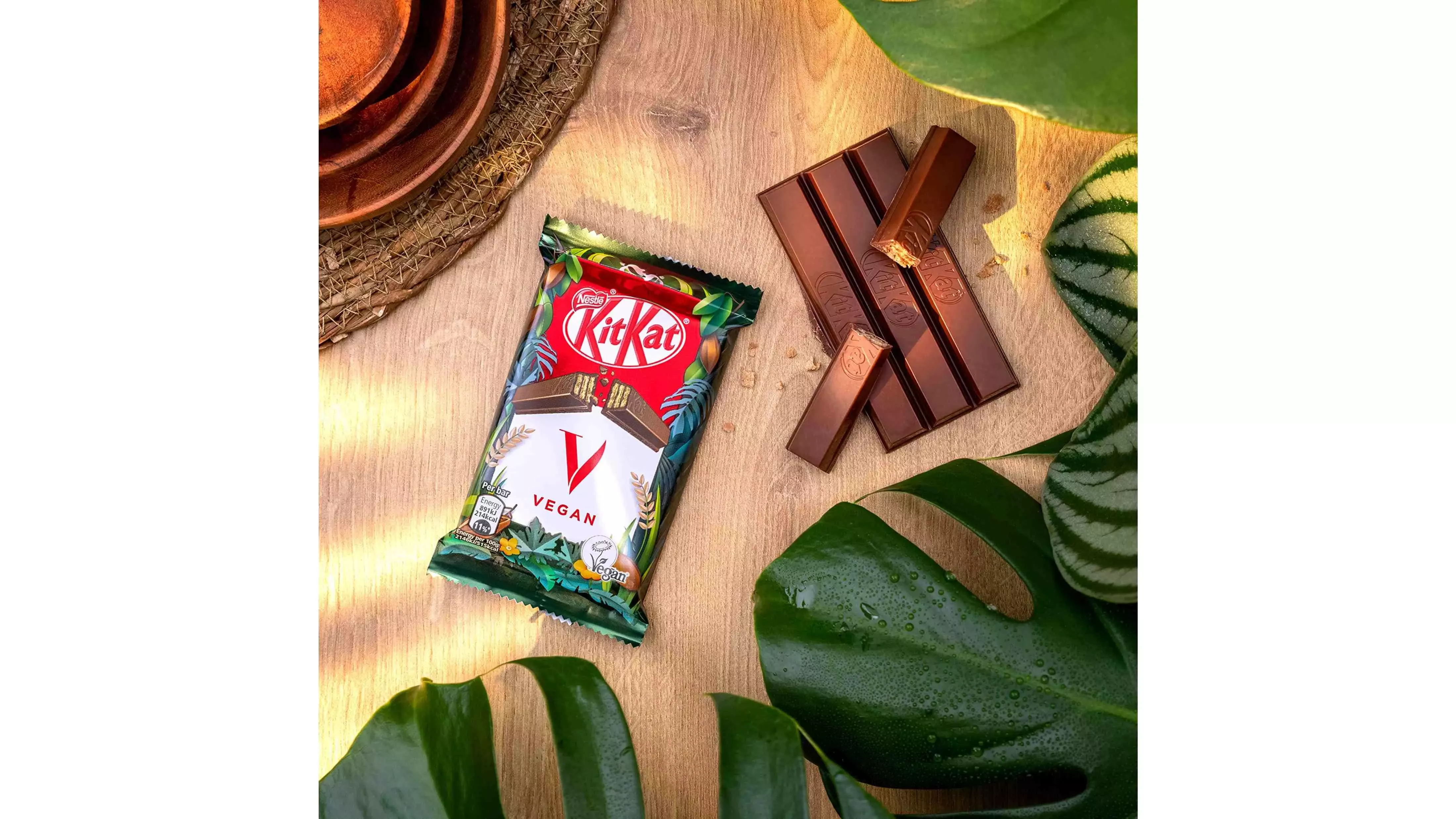 Embalagem de KITKAT Vegan em cima de mesa com chocolate barras de chocolate KITKAT ao lado