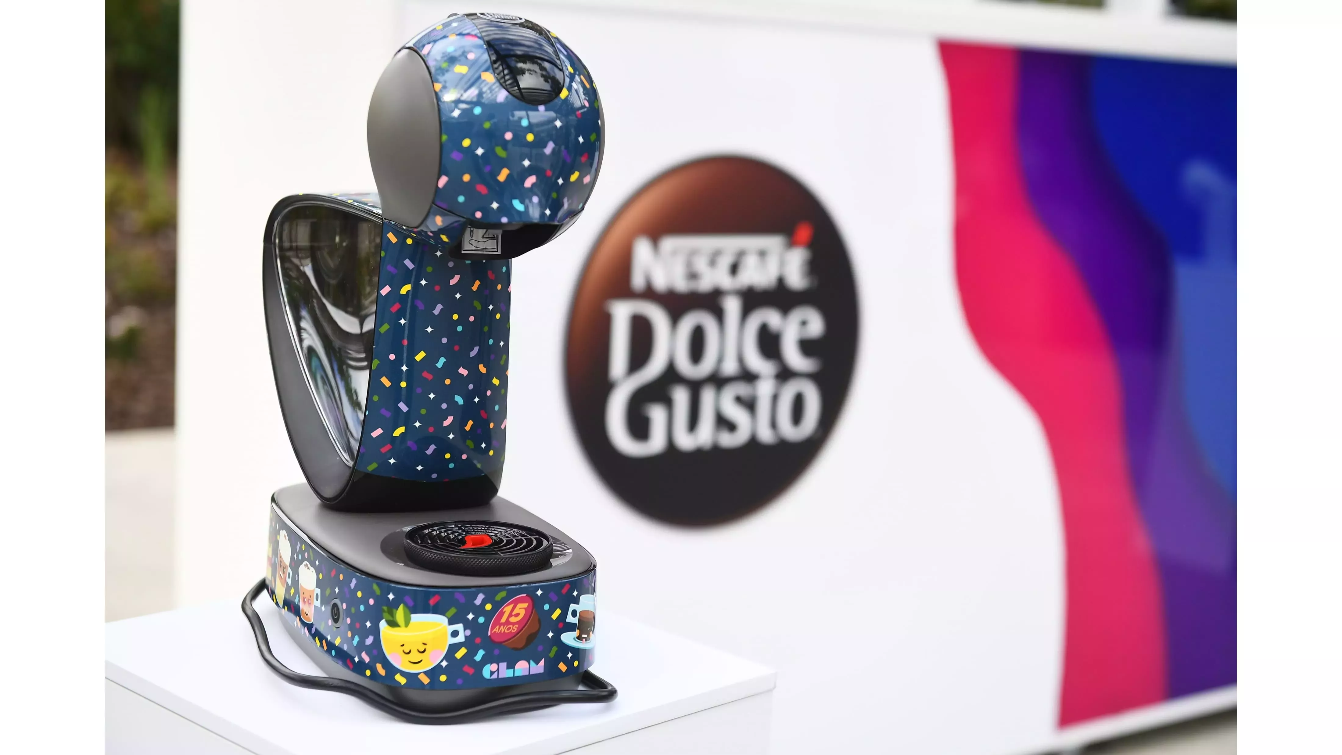 Máquina NESCAFÉ DOLCE GUSTO Infinissima Touch com design da artista Catarina Glam
