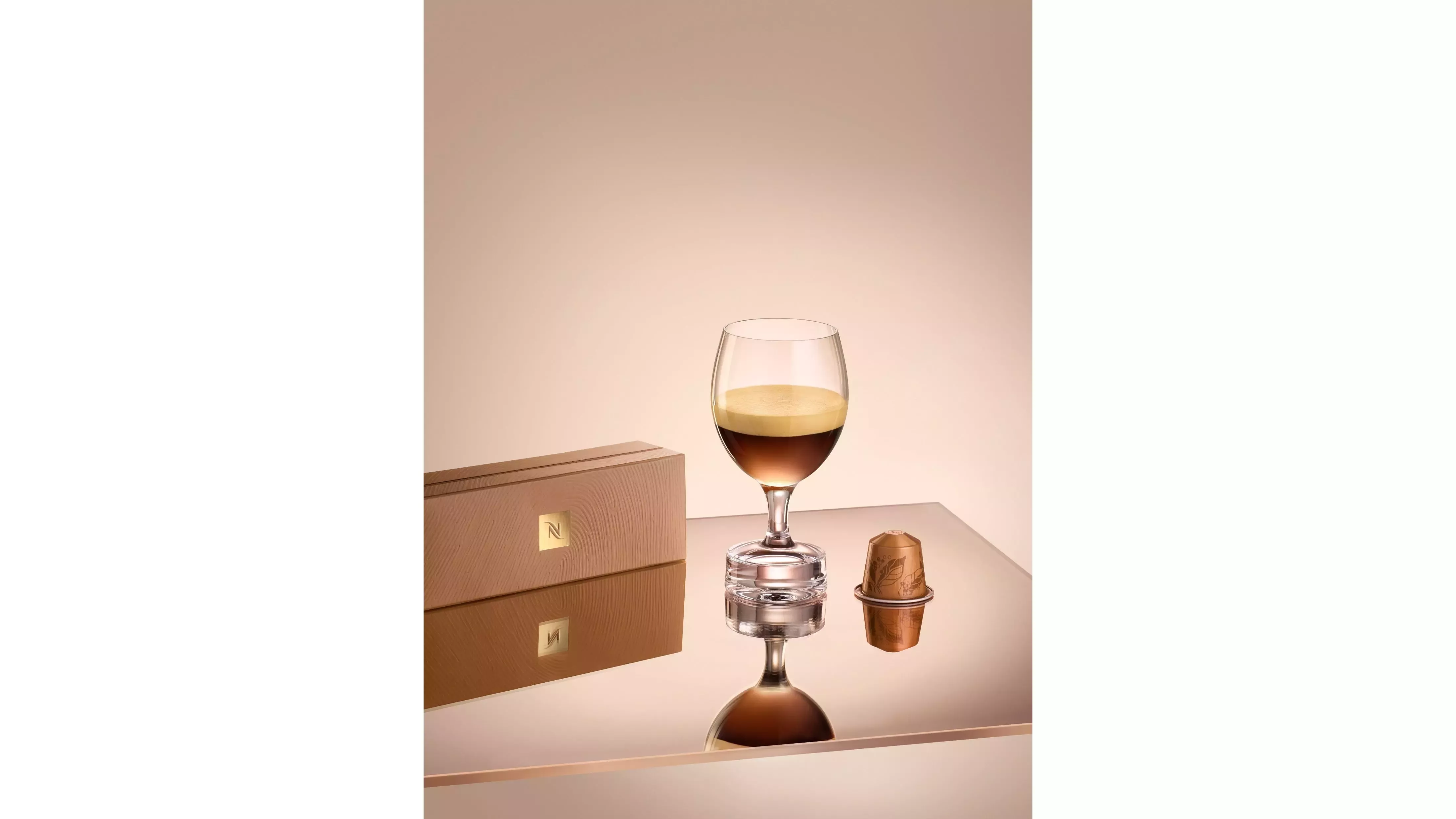 Copo de vidro com café espresso NESPRESSO Special Reserve Nº20 em mesa com cápsulas