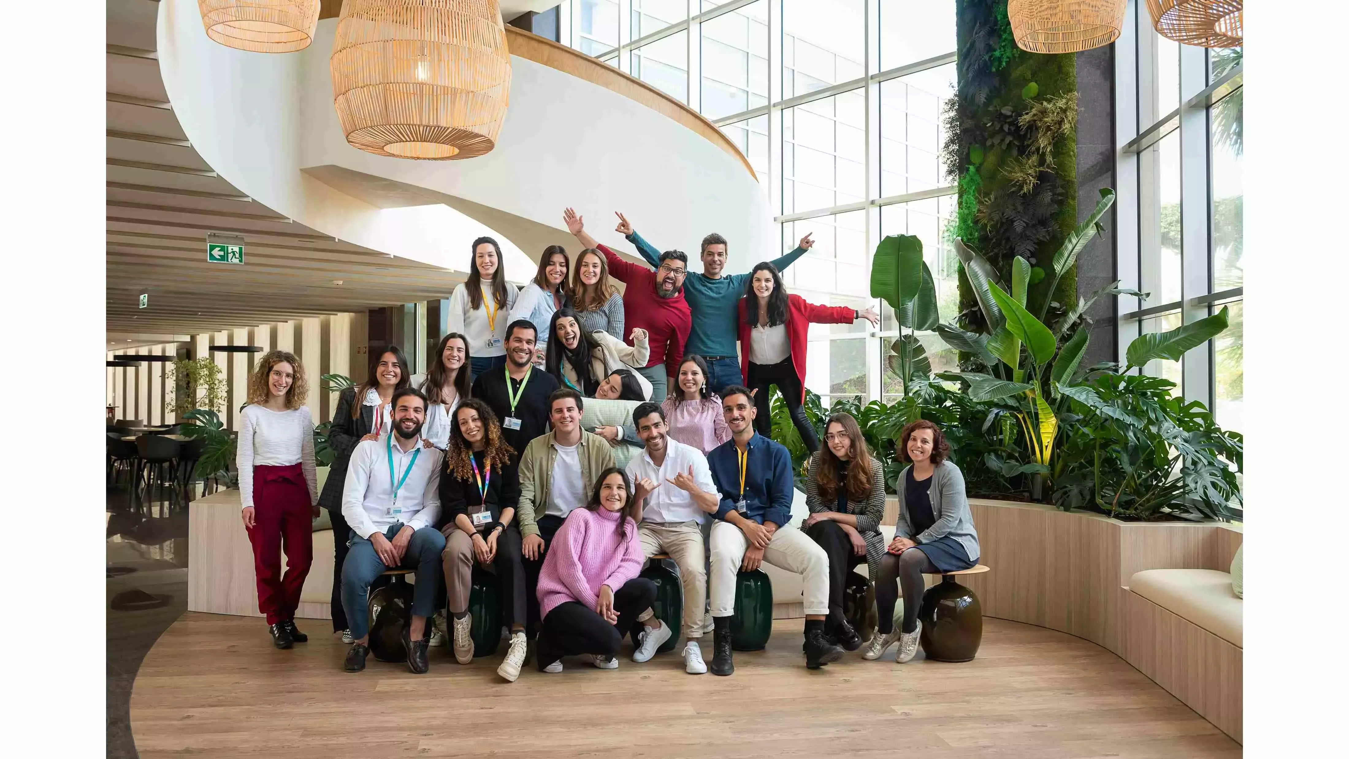 Colaboradores da Nestlé Business Services Lisbon no hall da sede