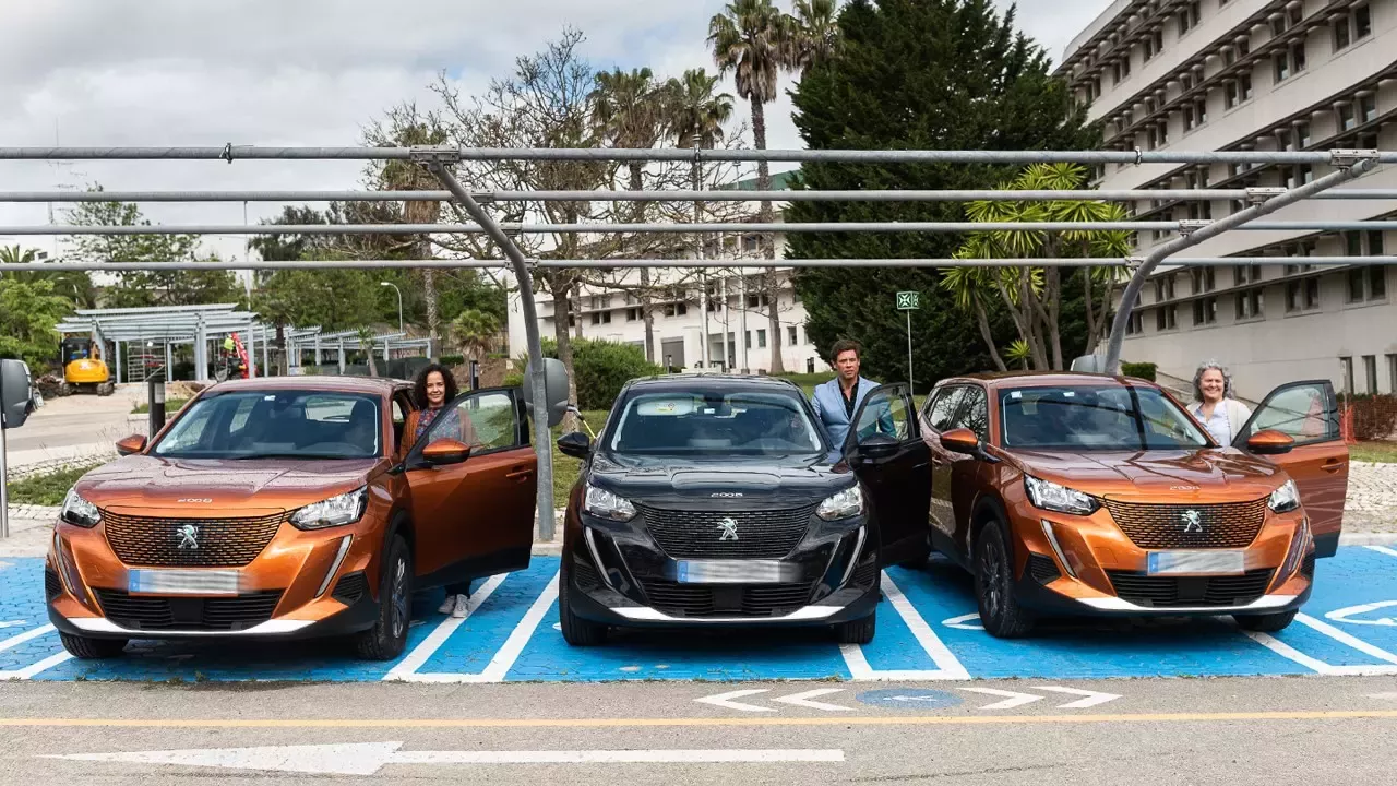 Colaboradores Nestlé com os seus carros elétricos