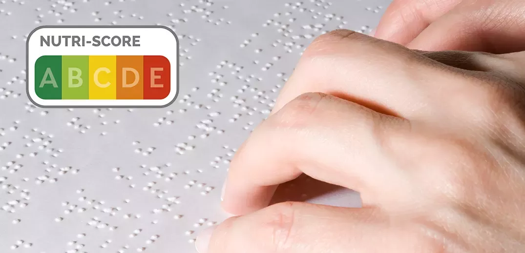 Pessoa a ler braille com o símbolo do Nutri-Score na imagem