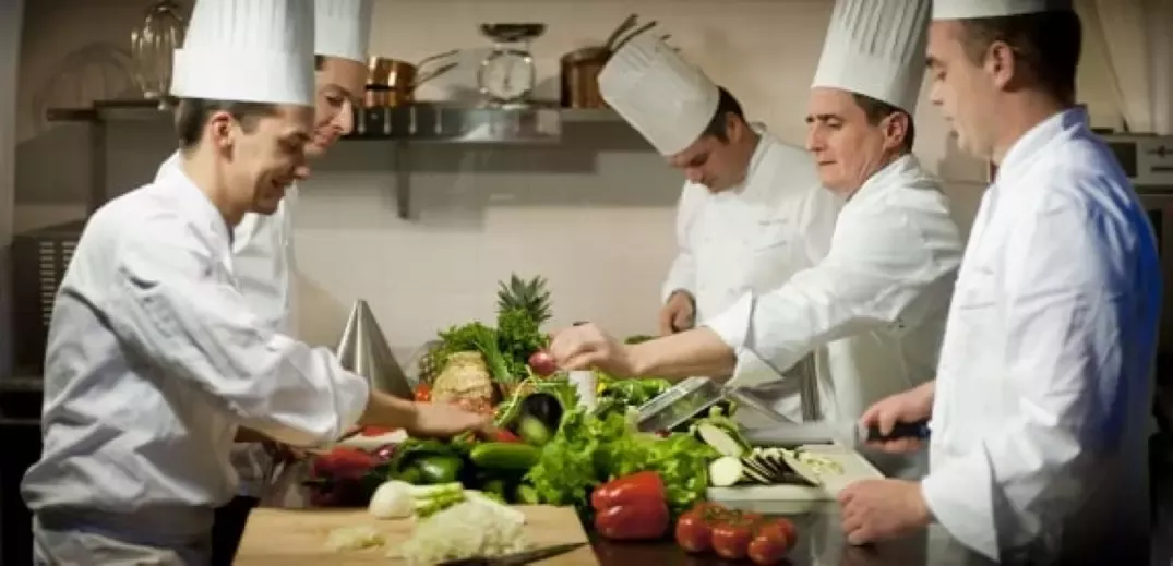 Chefs de cozinha Nestlé ao redor de uma mesa com verduras
