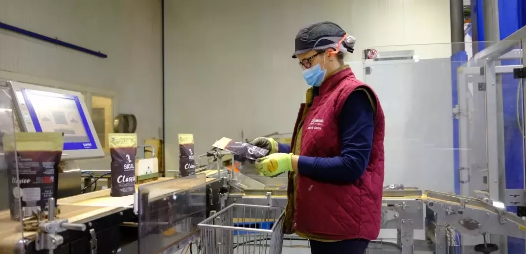 Colaboradora a ver embalagem de SICAL na fábrica do Porto