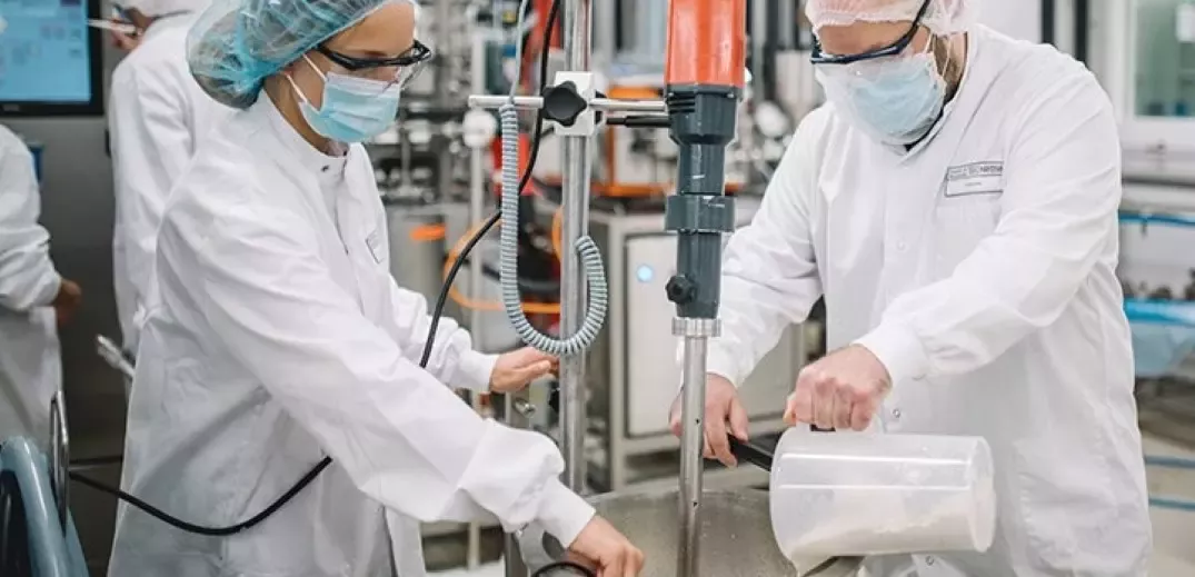Colaboradores fazem testes de qualidade em fábrica Nestlé